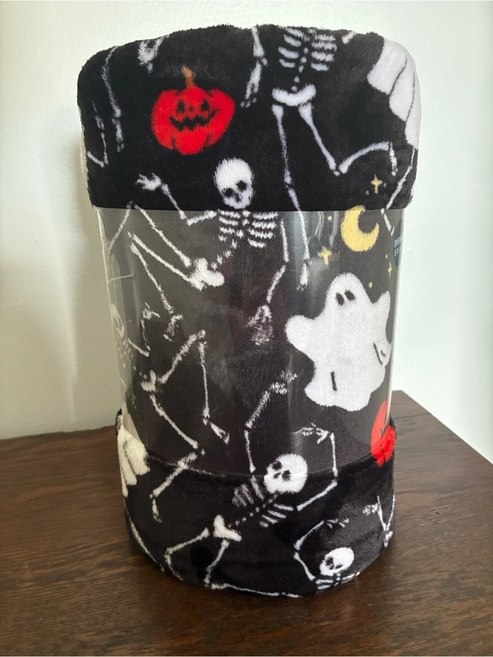 NWT-Super Soft- Skeltons & Ghosts- Oversized Plush Halloween Throw Blanket 60x72